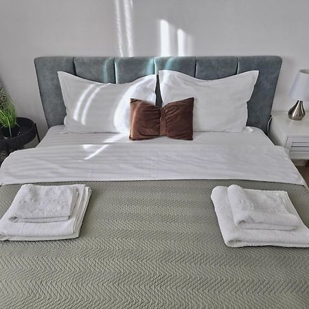 Skyblue Central Apartment - 2 Bedrooms & Free Parking Oradea Exterior foto