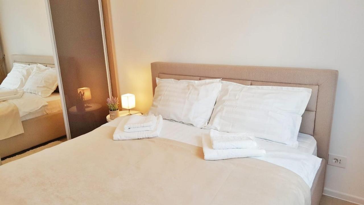Skyblue Central Apartment - 2 Bedrooms & Free Parking Oradea Exterior foto