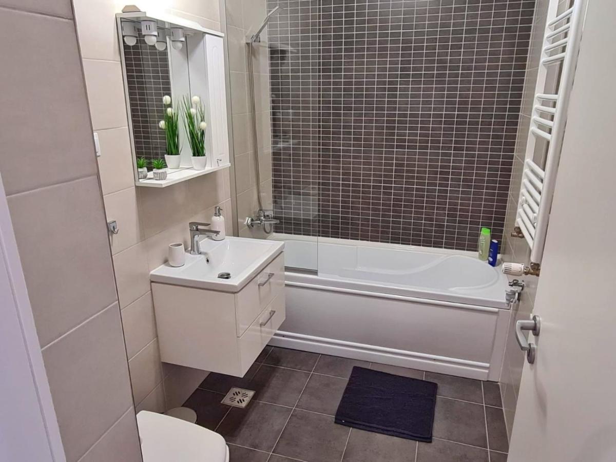 Skyblue Central Apartment - 2 Bedrooms & Free Parking Oradea Exterior foto