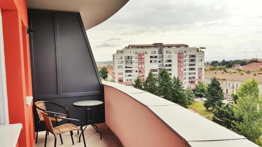 Skyblue Central Apartment - 2 Bedrooms & Free Parking Oradea Exterior foto