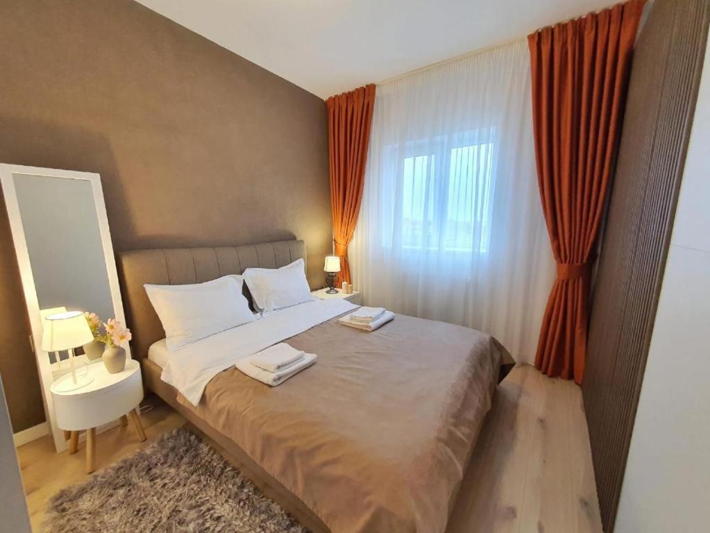 Skyblue Central Apartment - 2 Bedrooms & Free Parking Oradea Habitación foto