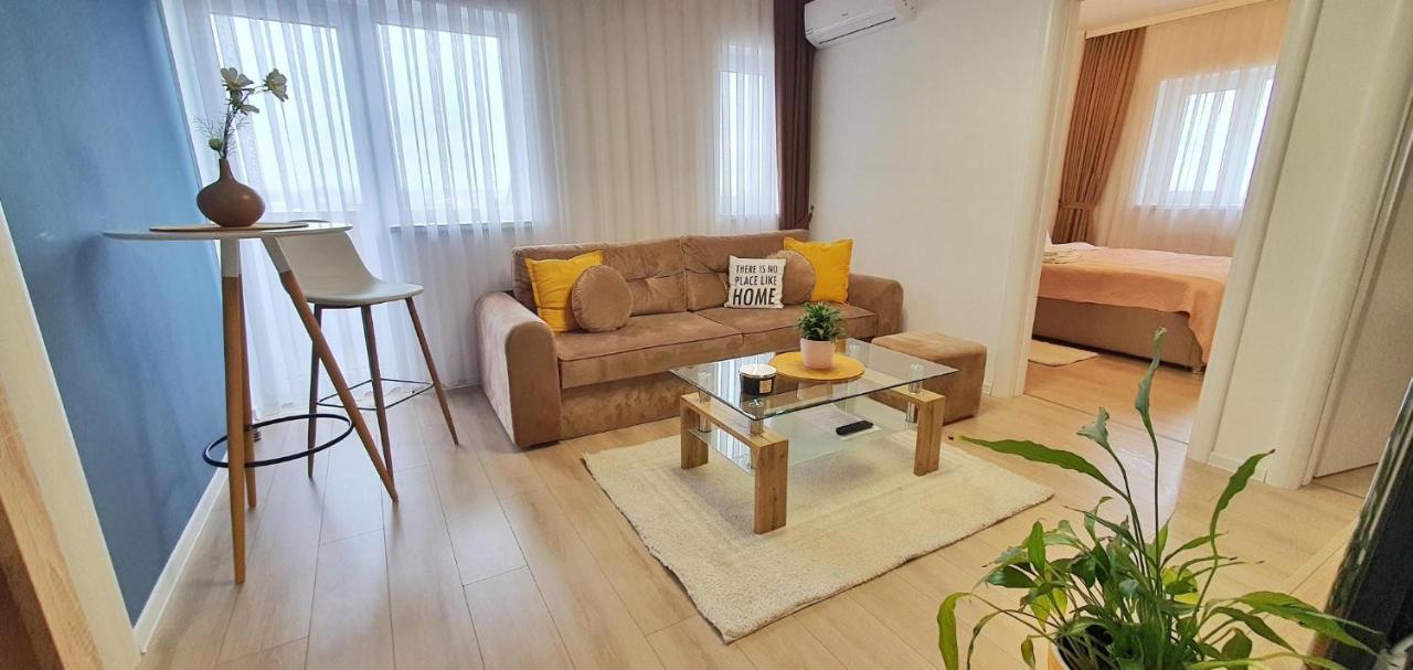 Skyblue Central Apartment - 2 Bedrooms & Free Parking Oradea Exterior foto