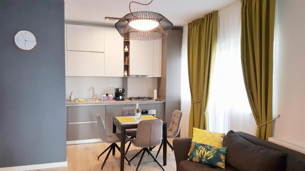 Skyblue Central Apartment - 2 Bedrooms & Free Parking Oradea Habitación foto