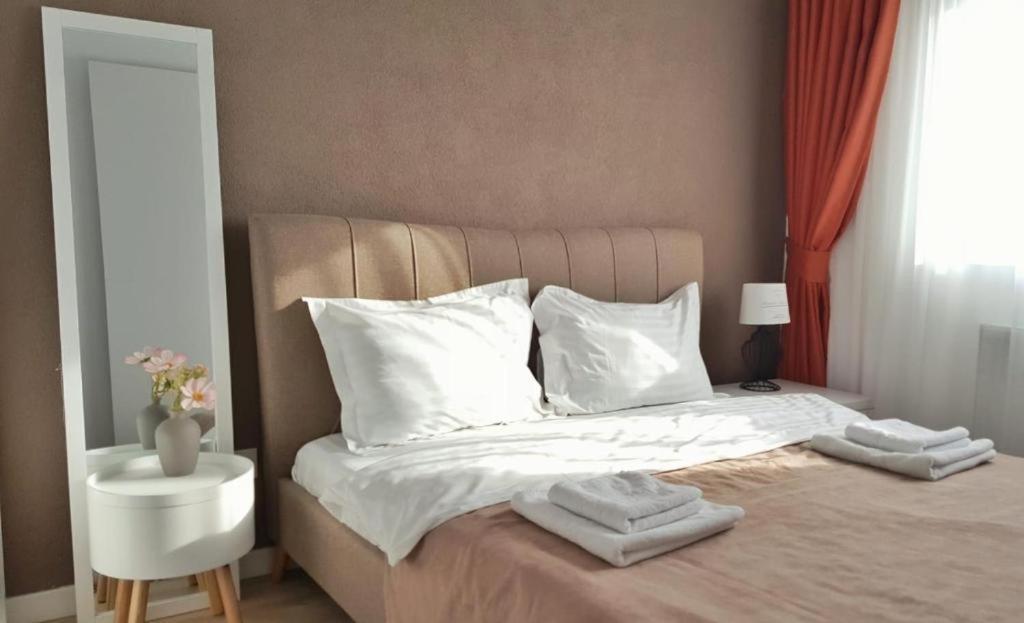 Skyblue Central Apartment - 2 Bedrooms & Free Parking Oradea Habitación foto