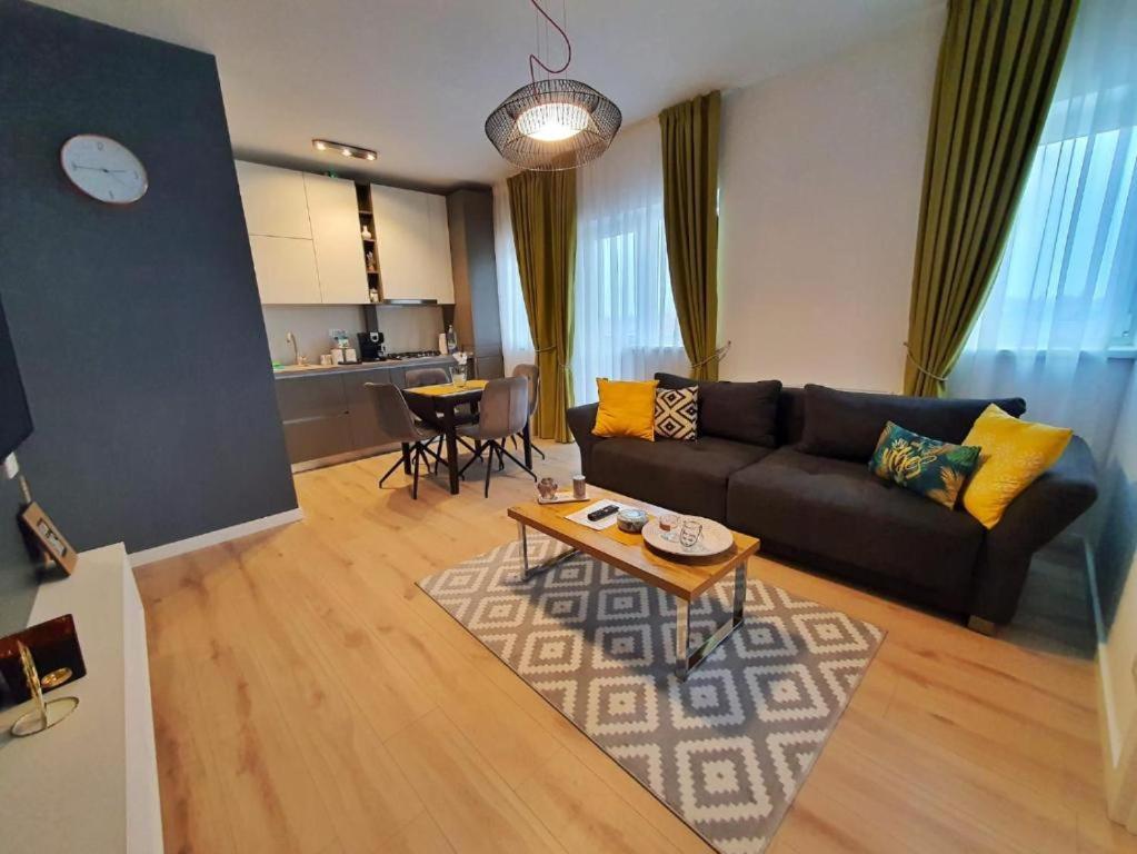 Skyblue Central Apartment - 2 Bedrooms & Free Parking Oradea Habitación foto