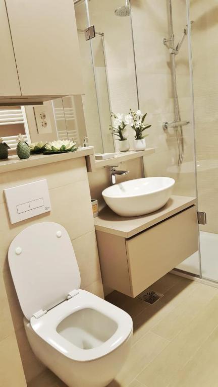 Skyblue Central Apartment - 2 Bedrooms & Free Parking Oradea Habitación foto