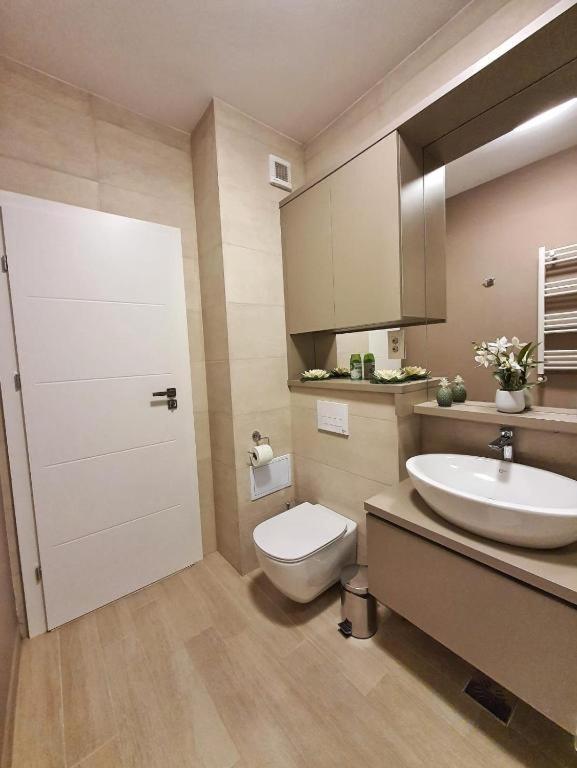 Skyblue Central Apartment - 2 Bedrooms & Free Parking Oradea Habitación foto