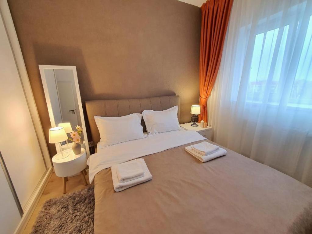 Skyblue Central Apartment - 2 Bedrooms & Free Parking Oradea Habitación foto