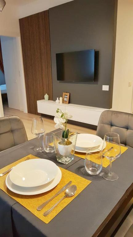 Skyblue Central Apartment - 2 Bedrooms & Free Parking Oradea Habitación foto