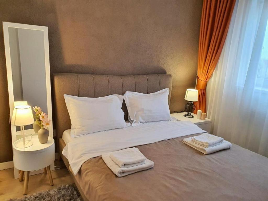 Skyblue Central Apartment - 2 Bedrooms & Free Parking Oradea Habitación foto